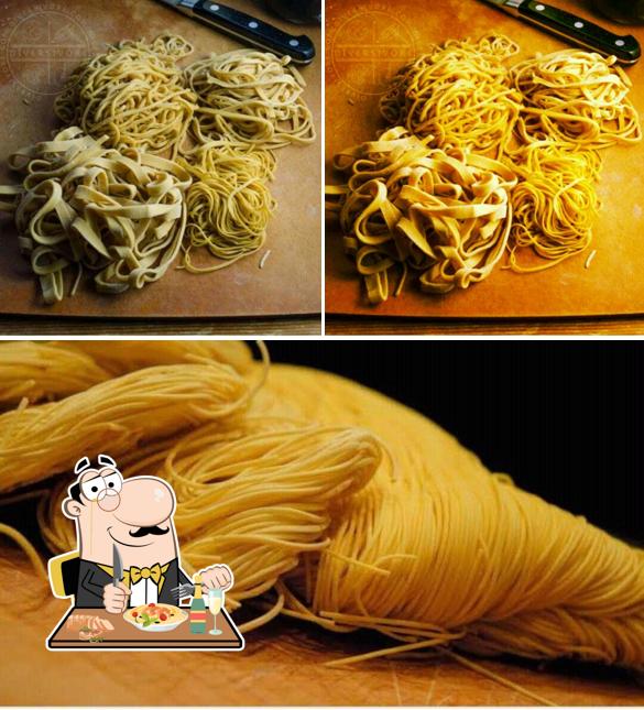 Mustu noodles
