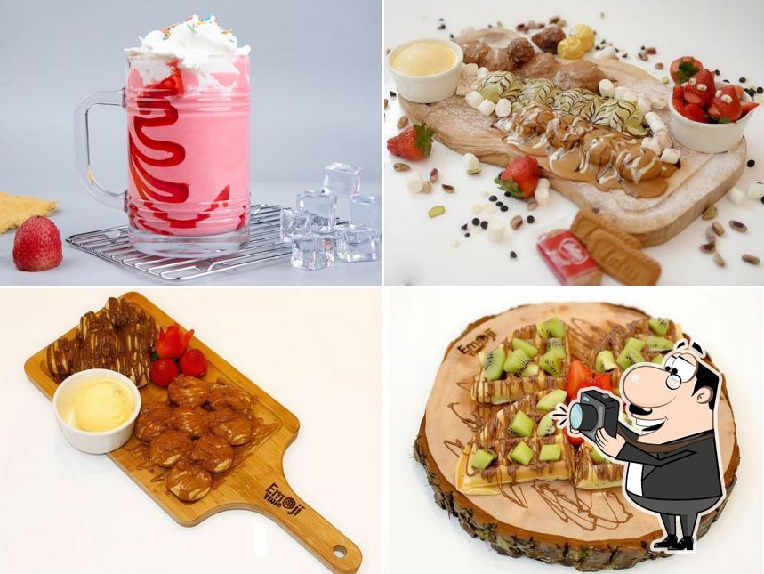 Emoji Time Cafe