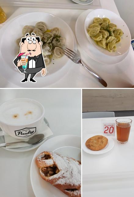 Взгляните на это изображение, где видны напитки и еда в Пельменная № 1