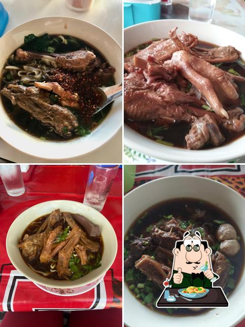 ลุงเชียรก๋วยเตียวเป็ดตุ๋น แม่แตง
