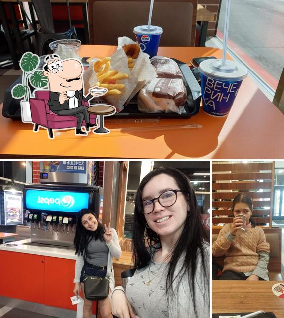 Посмотрите на внутренний интерьер "Бургер Кинг"