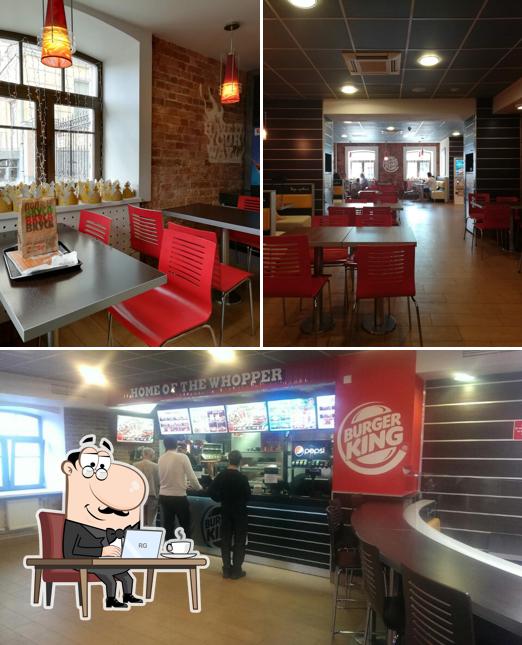 Посмотрите на внутренний интерьер "Бургера Кинг"