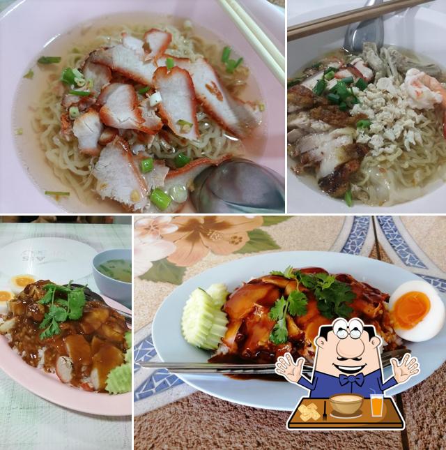 บะหมี่เกี๊ยวข้าวหมูแดงเจ้าเก่าหลังมช.