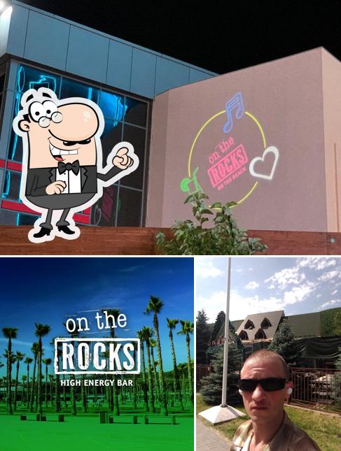 Посмотрите, как "On The Rocks Bar" выглядит снаружи