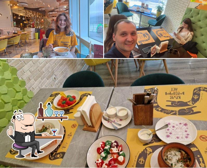 Посмотрите на внутренний интерьер "Эник Беники"