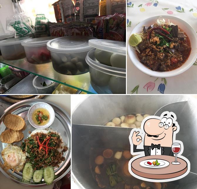 ร้านก๋วยเตี๋ยวแม่น้อย ห้วยกาน กระเพราถาด อ.บ้านโฮ่ง Amphoe Chom Thong