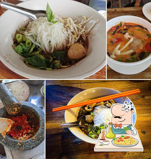 ร้านก๋วยเรือนรกแตก (Rin’s Kitchen)