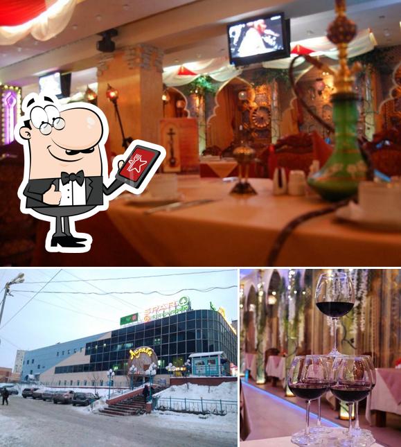 Посмотрите на это фото, где видны внешнее оформление и столики в Аграба