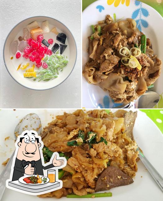 ร้านราดหน้า ผัดซีอิ๊ว นายศักดิ์ บ้านไผ่