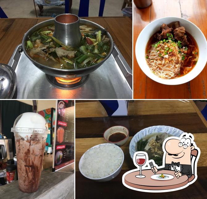 ร้านก๋วยเตี๋ยวน่องไก่ตุ๋น