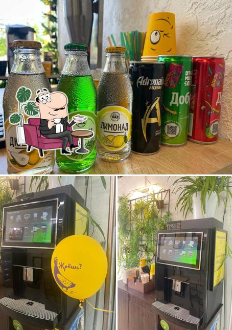 Это фотография, где изображены внутреннее оформление и напитки в Невская Шаверма