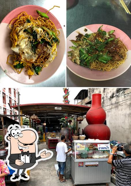 ร้านราดหน้า ผัดซีอิ๊ว โรงงิ้วเก่า