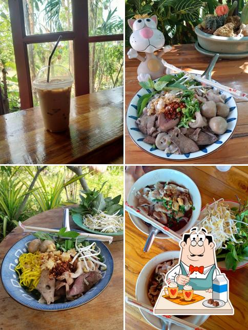 ร้านก๋วยเตี่ยวเรือร่มไม้กาสะลอง (ร่านแกะ)