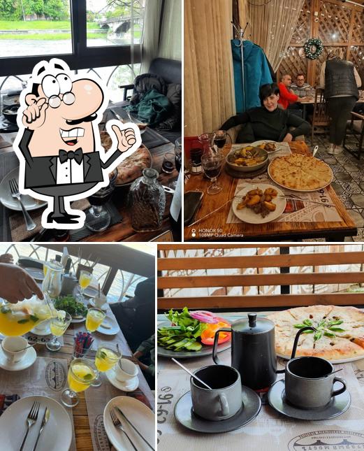 Посмотрите на внутренний интерьер "Трактира " старый мост""