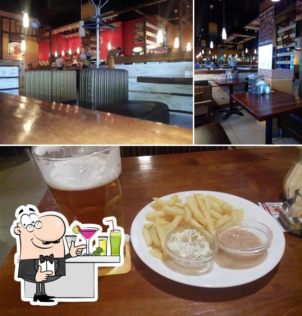 Фотография, на которой видны барная стойка и картофель фри в БлинВиль