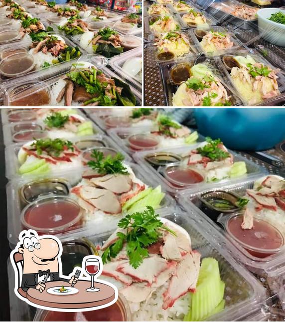 ร้านรุ่งเรืองข้าวมันไก่หลังอำเภอลี้