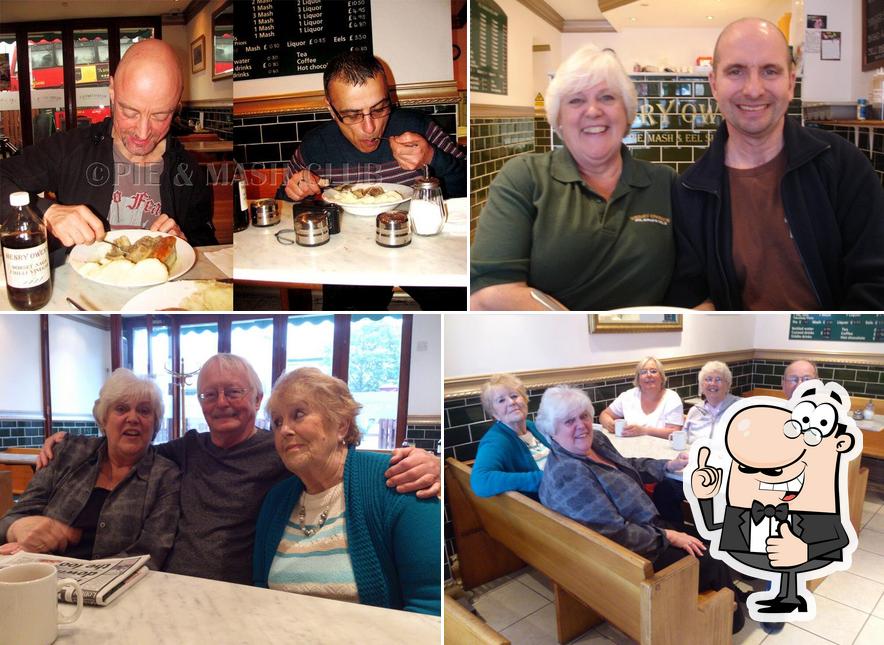 Henry Owens Pie, Mash and Eel Shop