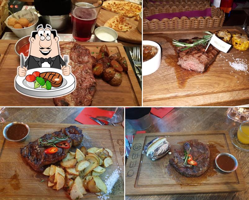 Здесь широкий ассортимент блюд для любителей мяса