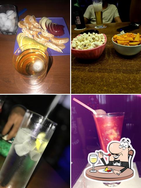 Street Cafe & Bar