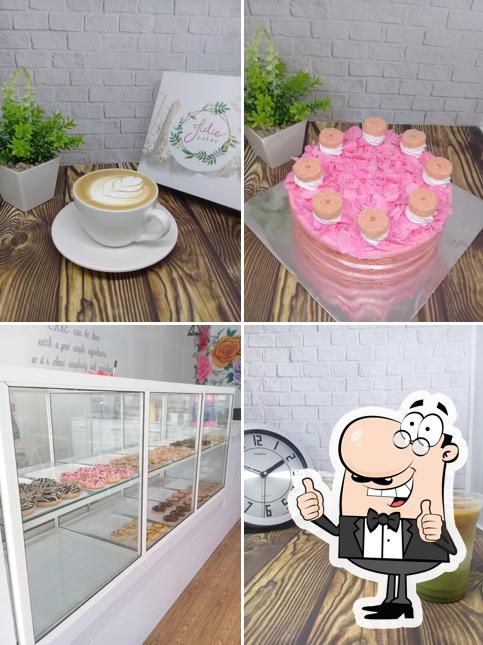 Julie Bakes