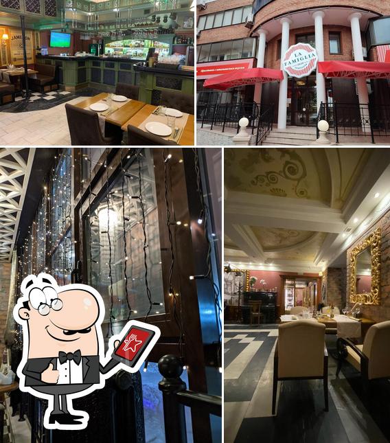 Снимок, на котором видны внешнее оформление и внутреннее оформление в La Famiglia