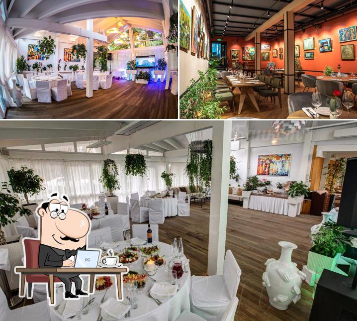 Посмотрите на внутренний интерьер "Ленинграда Клуб-Караоке-Ресторан"