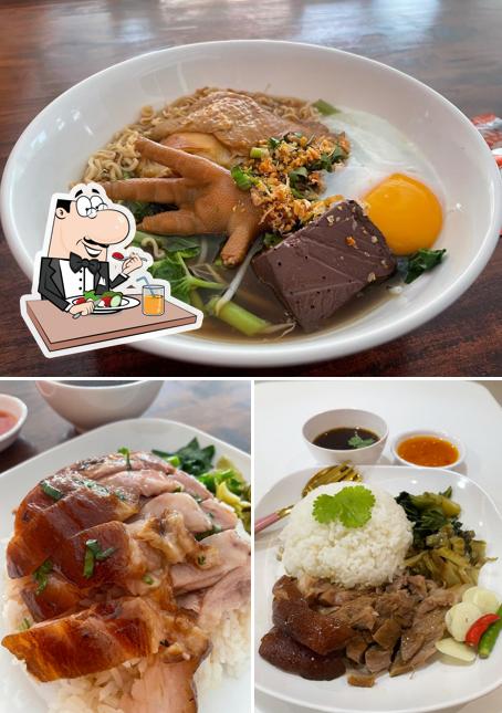 ข้าวขาหมู ก๋วยเตี๋ยวไก่ตุ๋น-อ.มะขาม