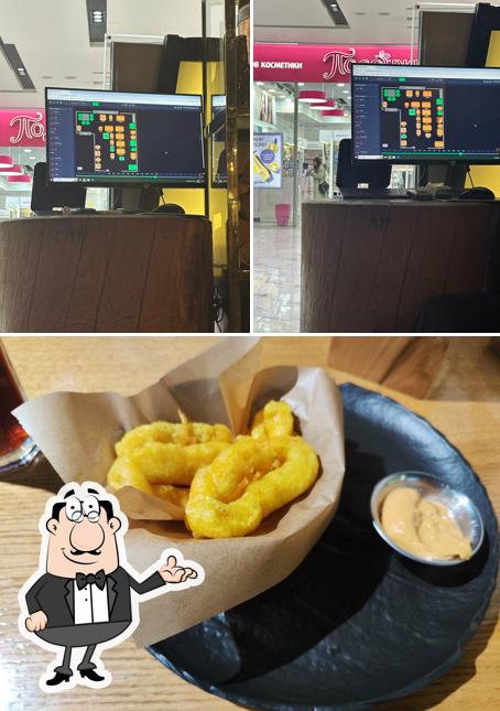 Фотография, на которой видны внутреннее оформление и еда в The Pivo