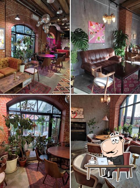 Посмотрите на внутренний интерьер "Солома Yard"