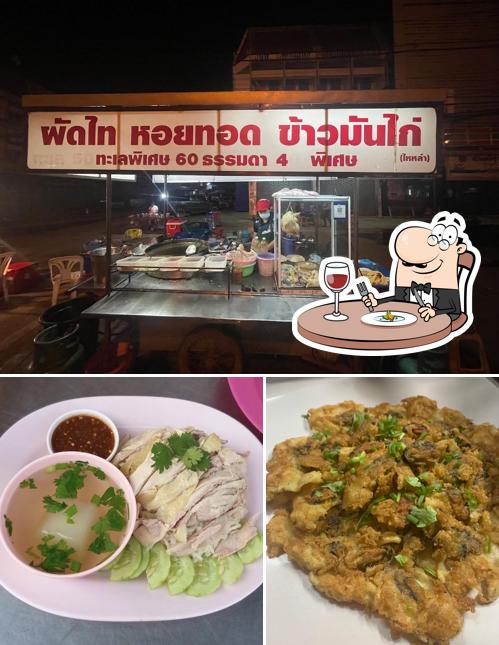 ข้าวมันไก่ ผัดไทย หอยทอด ตลาดโต้รุ่งแยกสมเด็จ