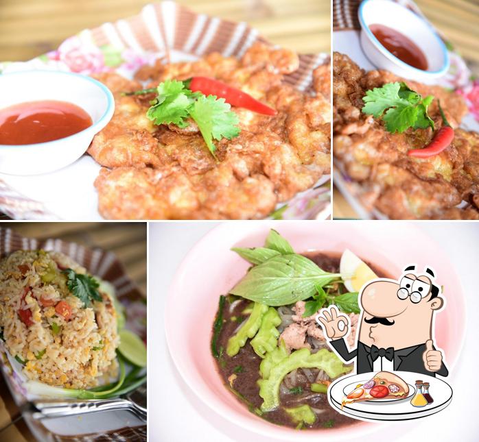 ร้านก๋วยเตี๋ยวเรือท้องแตก ไก่ตุ๋นมะระ หมูรสเด็ด อาหารตามสั่ง