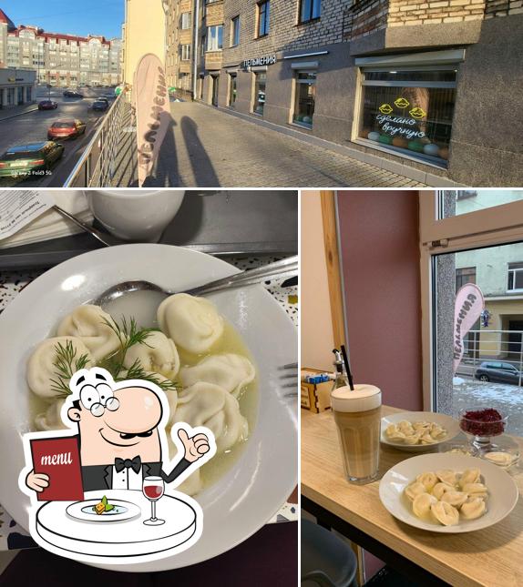 Это снимок, где изображены еда и внешнее оформление в Пельмения