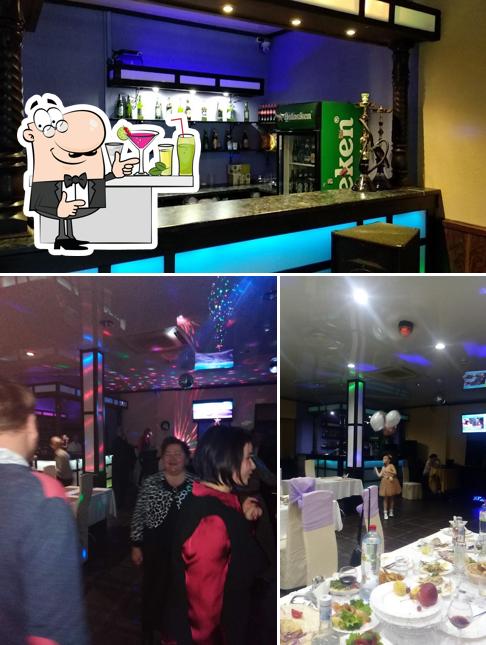 Снимок, на котором видны барная стойка и столики в Лиман