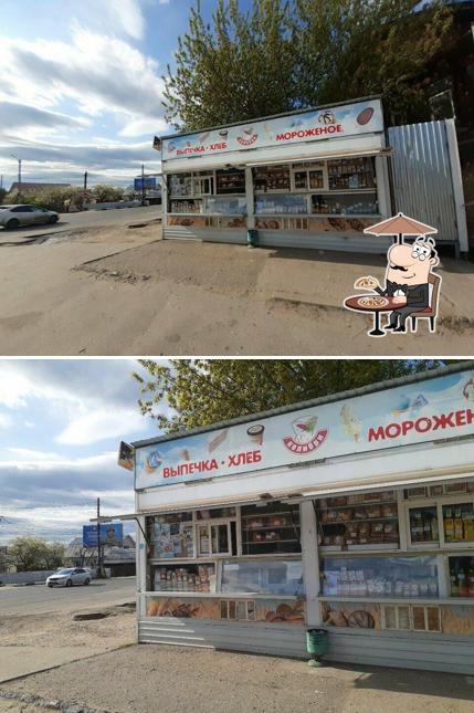 Киоск по продаже мороженого и хлеба