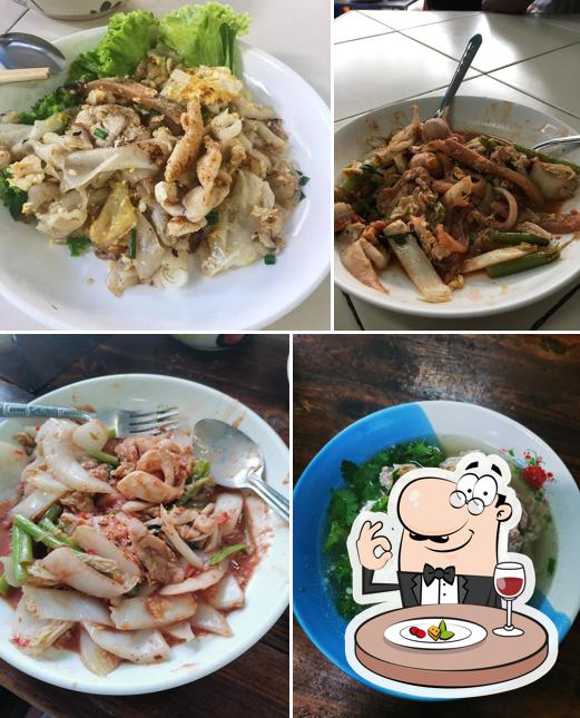 เอี๊ยวแสงฮวด สุกี้ คั่วไก่