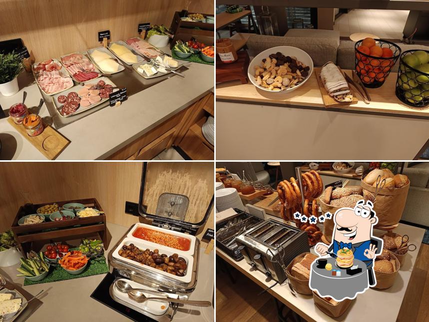 Kitchen & Bar at Courtyard