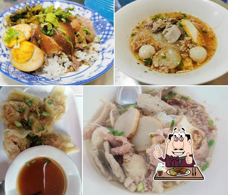 ร้านลุงโหนก : ก๋วยเตี๋ยวหมูต้มยำมะนาว ข้าวขาหมู