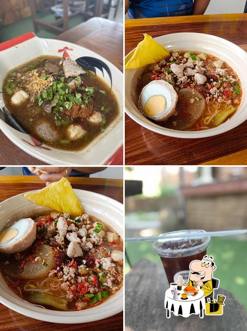 บ้านก๋วยเตี๋ยวครูธวัช ปู่ย่าหลาน คาแฟ่