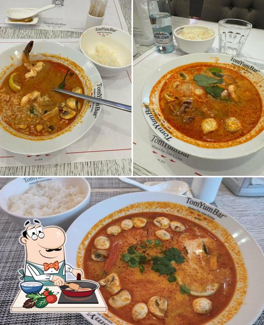 Курица с соусом карри в "TomYumBar"