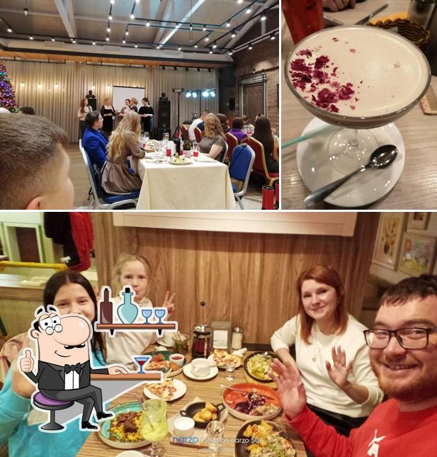 Посмотрите на внутренний интерьер "Ресторана Дрова"