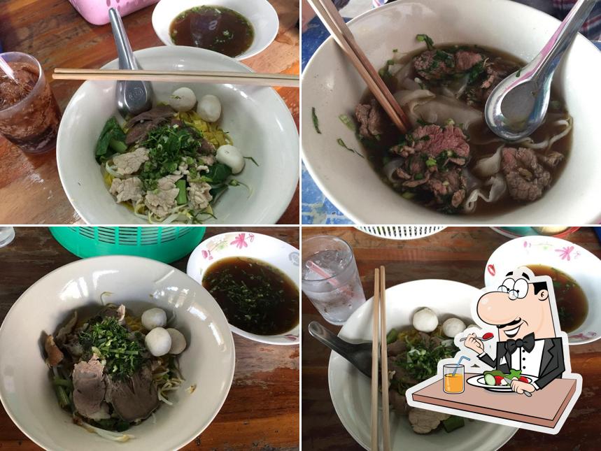 ก๋วยเตี๋ยวขาหมู (พลิ้ว เจ้าเก่า)