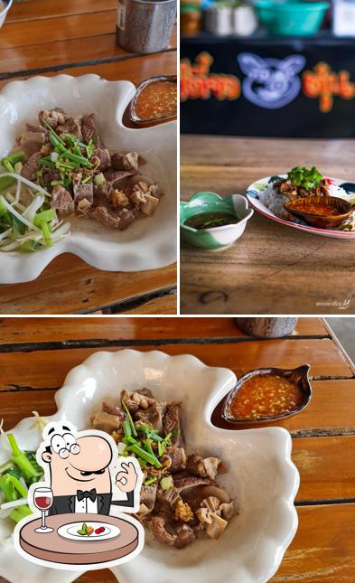 ก๋วยเตี๋ยวหมูตุ๋น•หน้าอู่ Tak