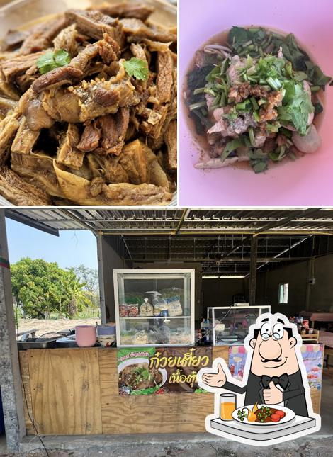 ก๋วยเตี๋ยวเนื้อตุ๋นสามแยกพูนทอง