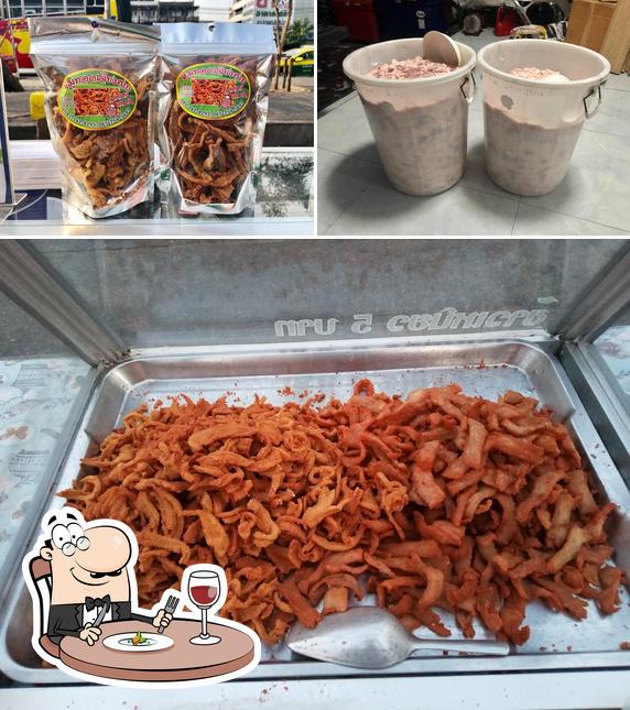 ร้าน หมูทอดเชียงฮาย หน้าหมู่บ้าน200ปี