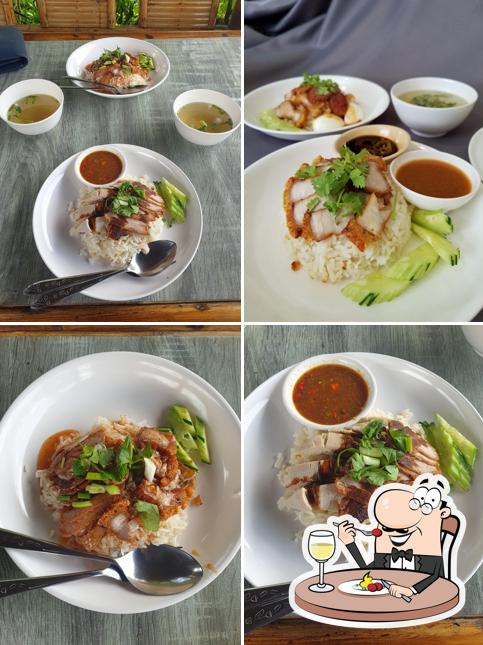 ป้าญานาพรุ ข้าวมันไก่ ข้าวหมูแดง