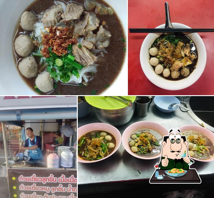 ร้านก๋วยเตี๋ยวแชมป์สี่แยกบ้านทุ่ม