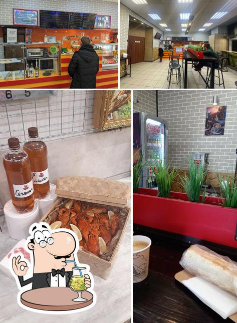 Взгляните на это изображение, где видны напитки и внутреннее оформление в Та самая Шаурма