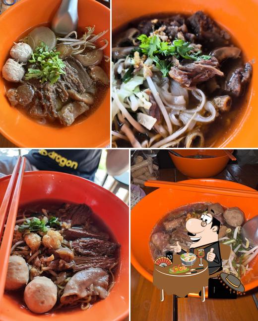 ก๋วยเตี๋ยวเนื้อตุ๋นไก่ตุ๋นหมูแดงสูตรอยุธยา