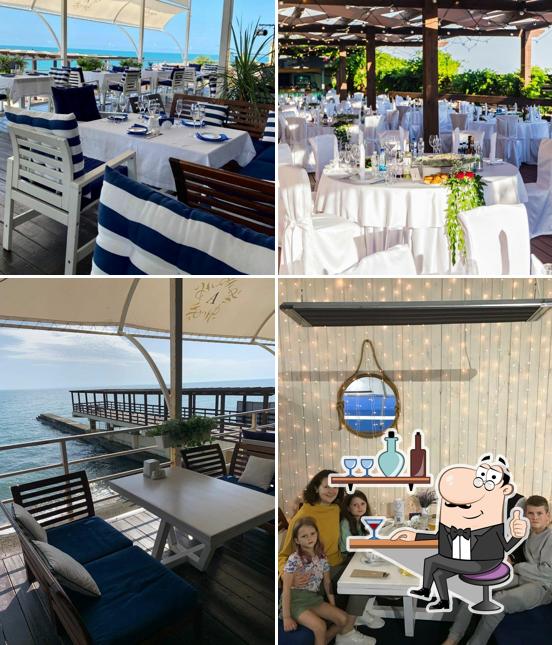 Посмотрите на внутренний интерьер "Ресторана Палуба"