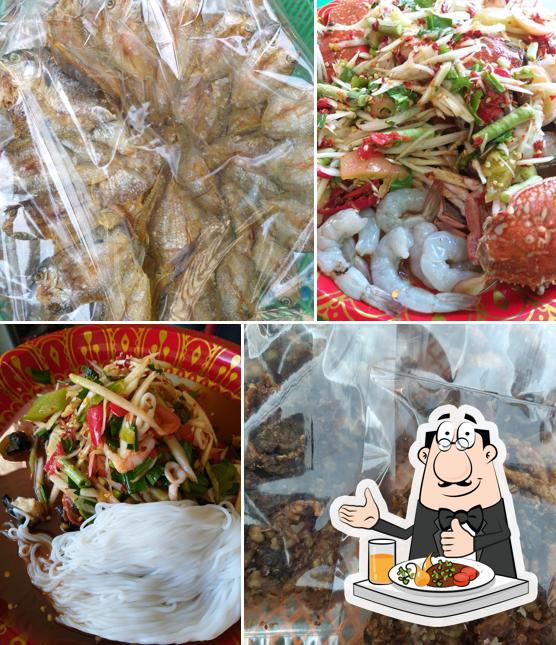 ส้มตำ แม่อารีย์หน้าวัดห้วยวังนอง(เจ้าเก่า)